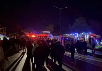 Bursa'da can pazarı! 4 servis aracı birbirine girdi! 1 ölü 13 yaralı