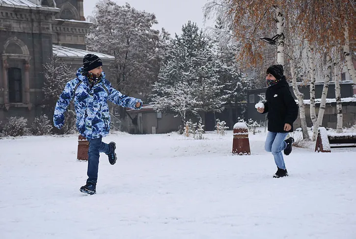 Kar tatili olan iller hangileri? 5 Aralık Perşembe yarın okullar tatil mi? Valilik MEB açıklamaları geldi mi?