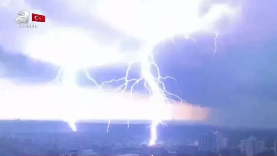 Yıldırım düşme anı kamerada
