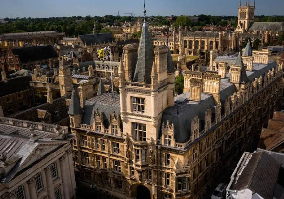 İngiltere’de yeni krizi The Guardian böyle yazdı: Okullarda öğrenciler silgi yiyor