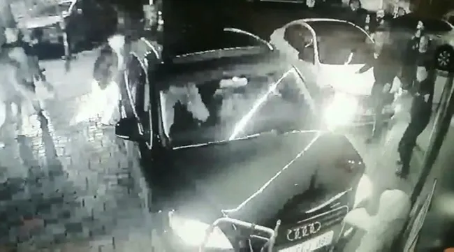 İstanbul’da silahlı kavga kamerada! Lüks cipini husumetli olduğu şahsın üzerine sürdü - 1