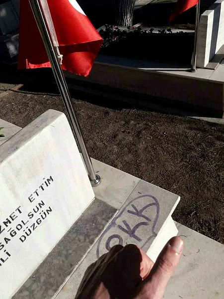 sehit-mezarlarina-pkk-yazan-kallese-3-yil-9-ay-hapis-1685036506977.jpg Şehit mezarlarına "PKK" yazan kalleşe 3 yıl 9 ay hapis! - 1