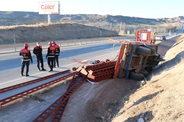 Son dakika: Sivas'ta korkunç kaza! Römork traktörden ayrılıp metrelerce sürüklendi - 2
