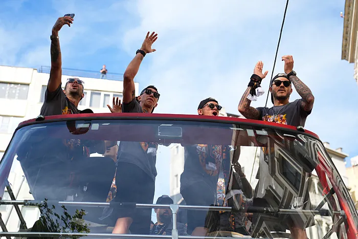 Süper Lig ve Süper Kupa şampiyonu Galatasaray kupasını aldı! Saha içinden en özel kareler ahaber.com.tr’de