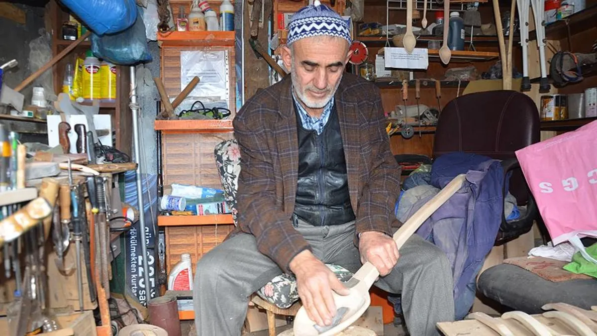 Tekirdağ'da bir çiftçi 22 yıldır ağaç oymacılığıyla uğraşıyor