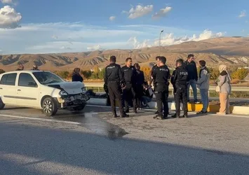 Erzincan-Sivas kara yolunda kaza: 2 yaralı