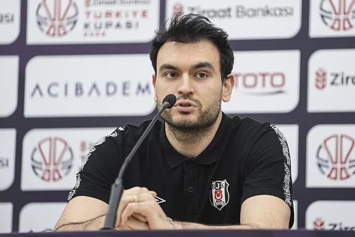 potada-final-heyecani-ziraat-bankasi-turkiye-kupasinda-dev-randevu-1771687407976.jpeg Sinan Erdem Spor Salonu'nda gerçekleştirilen toplantıya katılan Beşiktaş GAİN takım kaptanı Yiğit Arslan, açıklamalarda bulundu.