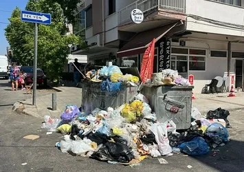 CHP'li Buca'da çöp dağları isyan ettirdi! AK Parti'den sert tepki: İzmir'i çöplüğe çevirdiniz