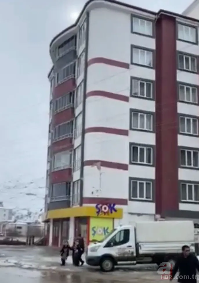 Depreme ait yeni görüntüler ortaya çıktı! İşte gökyüzünde ortaya çıkan ışık hüzmesi ve sallantı anı 5