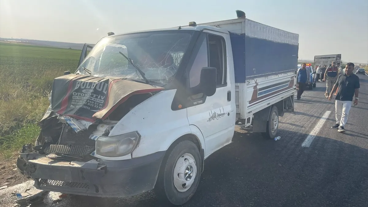 Şanlıurfa’da tarım işçilerini taşıyan iki kamyonet çarpıştı: 11 yaralı