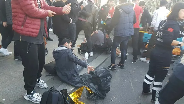 Son dakika : Beşiktaş'ta otobüs durağa daldı: Yaralılar var! Kaza sonrası şoför yolculara bıçakla saldırıp... - 4