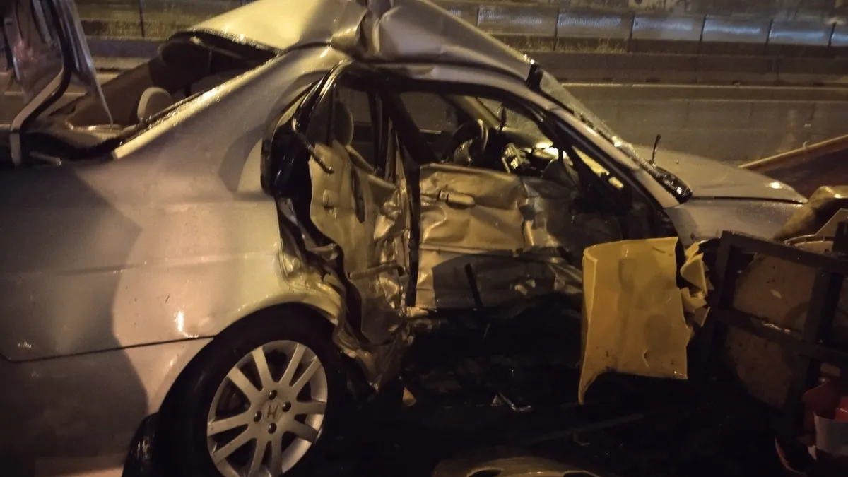 Ataşehir’de feci kaza: Otomobil bariyerlere saplandı 1 ağır yaralı