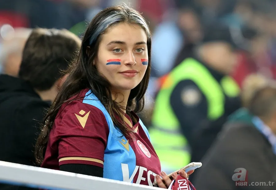 Trabzonspor-Fenerbahçe maçında tribünde Trabzon vurgulu koreografi: "Vatan bölünmez tektir" 13