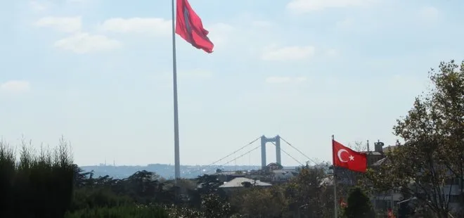 Edirnekapı Şehitliği ve Ulus’ta Türkiye’nin en yüksek direklerine Türk bayrağı çekildi