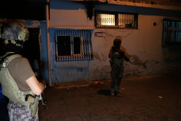 Adana'da zehir tacirlerine şafak operasyonu - 3