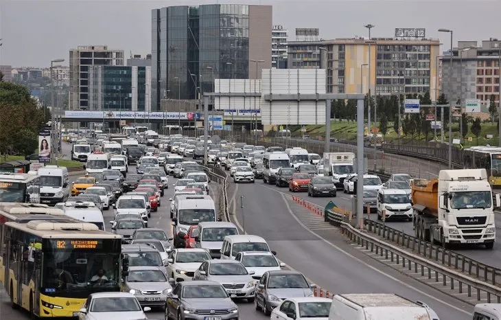 Okullar açıldı İstanbul’da trafik yoğunluğu yaşandı!