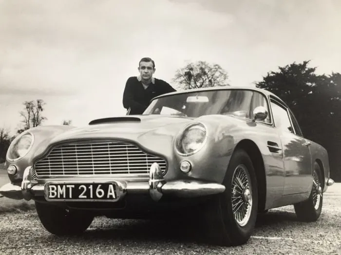 James Bond filmiyle meşhur olan Aston Martin D85’in benzeri 6,4 milyon dolara satıldı!