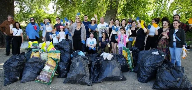 Tunca Nehri’nde öğrenciler ve vatandaşlar çöp topladılar