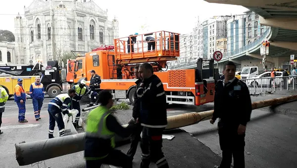 Aksaray'da halk otobüsü tramvay hattına girdi! - 3