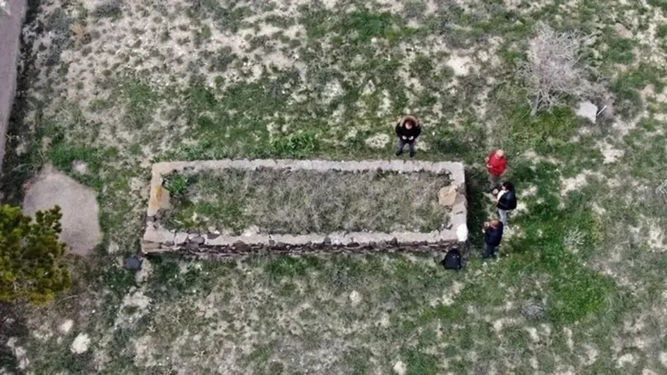 Bu mezarın uzunluğu tam 8.5 metre! Ziyaret edenleri şaşırtan hikayet: Mezarından kalkıp abdest almaya gidiyor