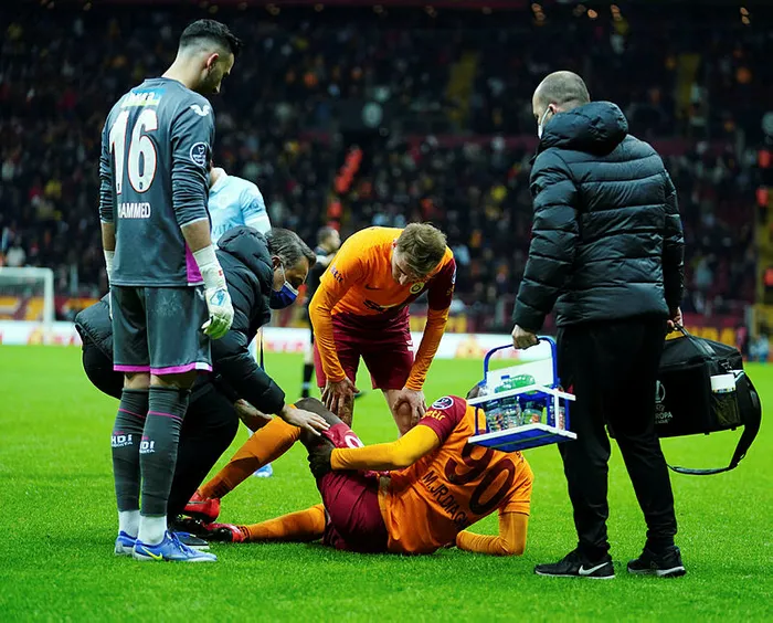 Son dakika: Galatasaray’da Mbaye Diagne Başakşehir maçında sakatlandı