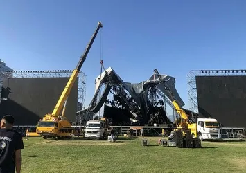 Tarkan'ın konseri öncesi sahne çöktü! Ya konser sırasında yıkılsaydı?