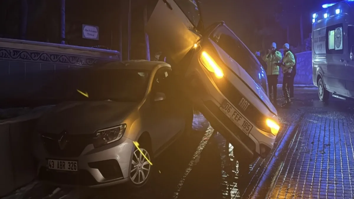 Kütahya'da buzlanma facia getirdi! Kayan otomobil aracın üzerine çıktı