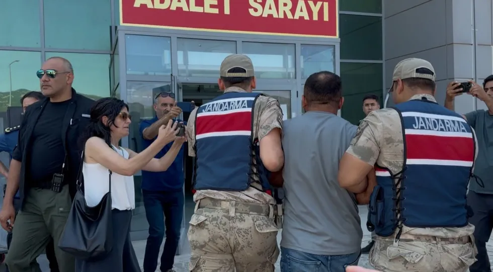 gulistan-doku-sorusturmasinda-yeni-operasyon-eski-vali-sonelin-telefonu-acildi-2-gozalti-daha-1784795883644.jpeg Fotoğraf: DHA