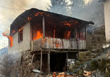 Artvin'de cami lojmanında yangın