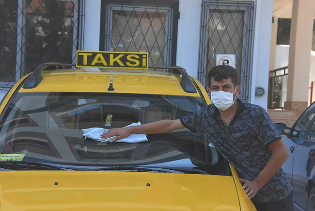 İzmir’de taksici şaştı kaldı! Unutulan çantadan 2.5 kilo altın çıktı - 1