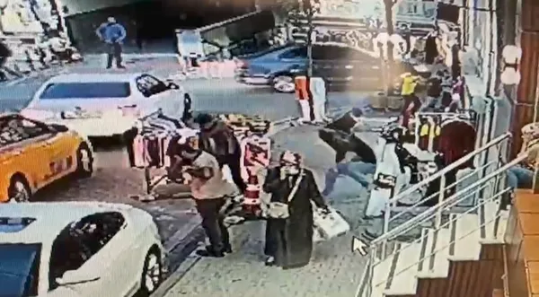 esenyurtta-emlakciya-silahli-saldiri-dukkana-kursun-yagdirdi-1631696099572.jpg Esenyurt’ta emlakçıya silahlı saldırı! Yoldan geçen kadın da yaralandı - 1