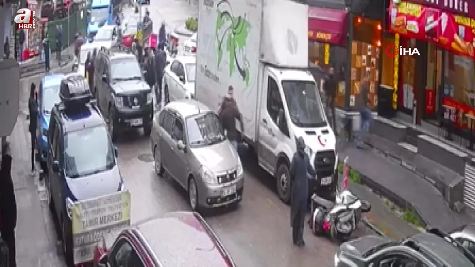 Pendik’te yol verme kavgası kamerada