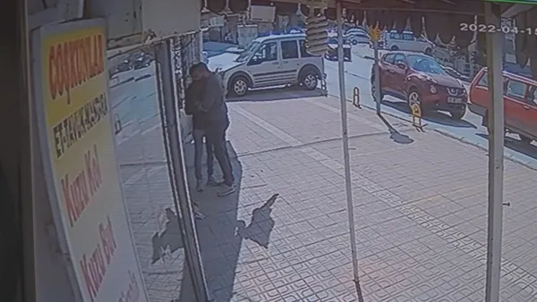 ankarada-dehset-veren-arkadas-cinayeti-sen-daha-olmedin-mi-diyerek-pes-pese-bicakladi-1650138279806.jpg Ankara'da dehşet veren arkadaş cinayeti! "Sen daha ölmedin mi?" diyerek peş peşe bıçakladı - 1