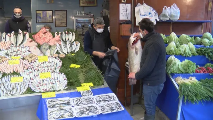 Son dakika: Başkan Erdoğan Çengelköy’de önce esnafla sohbet etti sonra balık aldı