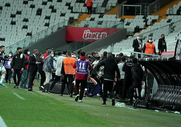 Son dakika | Son düdükle birlikte saha kenarı karıştı! Vodafone Park'ta olaylı gece
