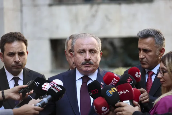 CHP ve HDP’den Meclis’te provokasyon! Burak Erbay Kürsüde çekiçle telefon kırdı! TBMM Başkanı Şentop’tan ilk yanıt: Kürsüler şov yeri değil