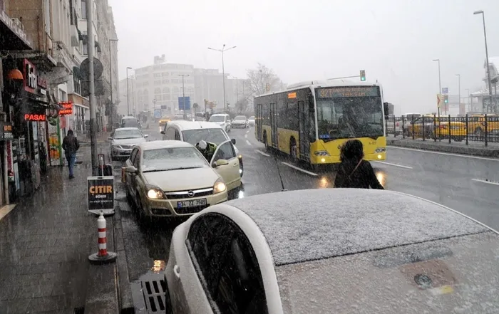 Meteoroloji peş peşe uyarmıştı! Aybar kar fırtınası İstanbul'u beyaza bürüdü! | İstanbul'da kar yağışı ne kadar sürecek? İşte son dakika kar haberleri - 2