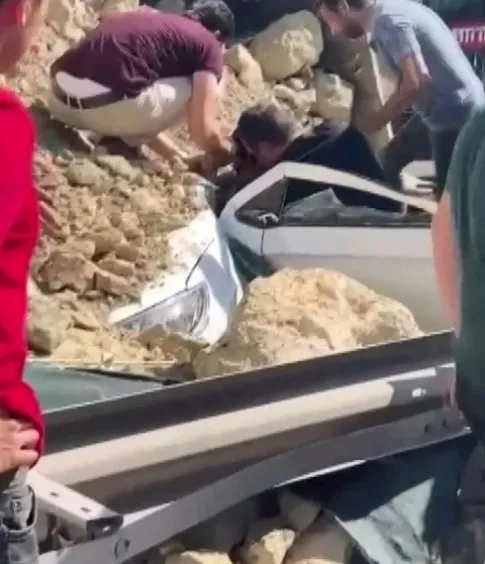 temde-kamyon-aracin-uzerine-devrildi-1658997766438.jpg TEM'de kamyon aracın üzerine devrildi - 2