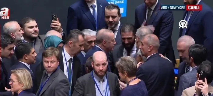 baskan-erdogan-bm-genel-kurulunda-suriye-devlet-baskani-ahmet-sara-ile-ayakustu-gorustu-1758568139129.jpeg BM Genel Kurulu'nda samimi anlar! Başkan Erdoğan Suriye Devlet Başkanı Şara ve Katar Emiri El-Sani ile ayaküstü görüştü - 1