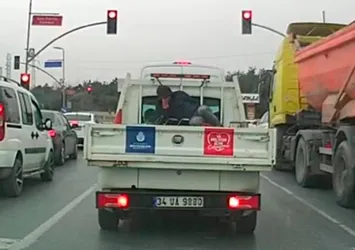 İBB hizmet aracından skandal görüntü! Tehlikeli yolculuk