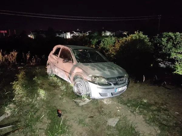 Tarlaya uçan otomobil sürücüsü yaralı halde kaçtı - 1