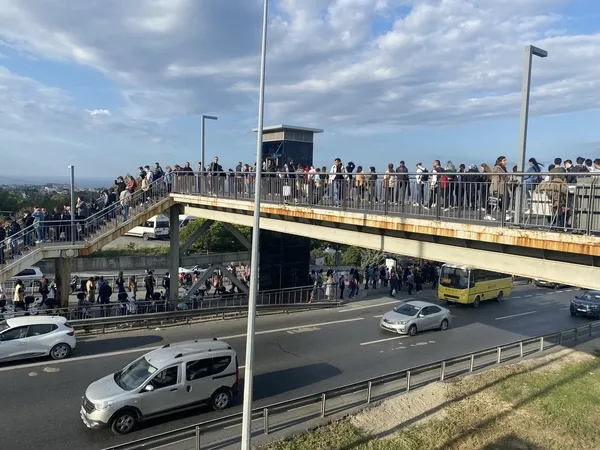 iett-otobusu-krizi-yolcular-yolu-kesti-1664356222105.jpg İETT otobüsü krizi! Yolcuların bazıları yol kesti bazıları ise metrelerce kuyruk oluşturdu - 5