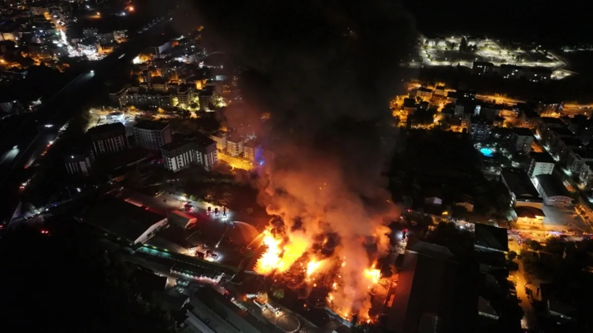 Çekmeköy'de yanarak küle dönen sünger fabrikası havadan görüntülendi