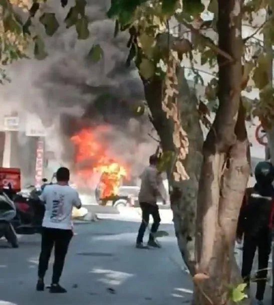 1696917689601.jpg Kadıköy'de panik anları! Park halindeki cip alevlere teslim oldu - 1