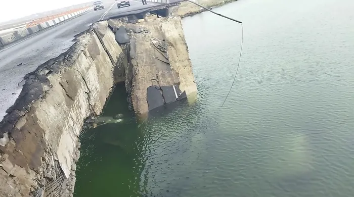 Dünya cesur Ukraynalı askerlerini konuşuyor: Biri köprüyü kendisiyle birlikte havaya uçurdu diğeri Rus konvoyunun önüne tek başına geçti