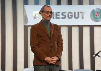 Erdal Beşikçioğlu rol aldığı dizi setine belediye kepçesini yolladı! Halk hizmet beklerken mesaisi sahnede geçiyor