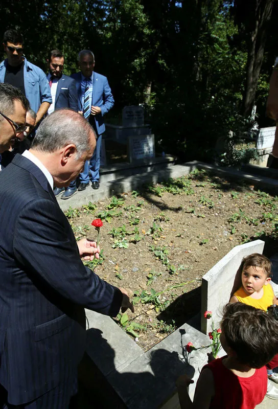 Erdoğan'dan dava arkadaşı Erol Olçok'un kabrine ziyaret - 2