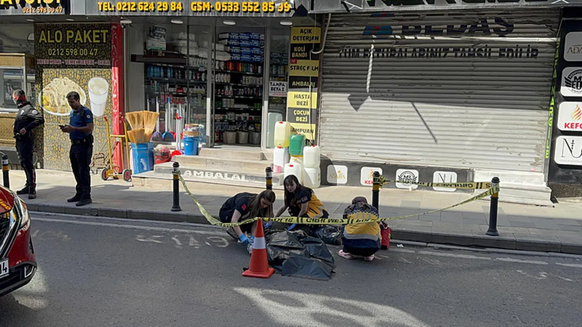 Küçükçekmece'de fenalaşıp yola yığılan adamın üzerinden araç geçti
