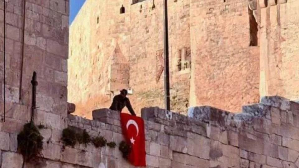 Tarih tekerrür etti! Türk bayrağı Halep Kalesi’ne asıldı