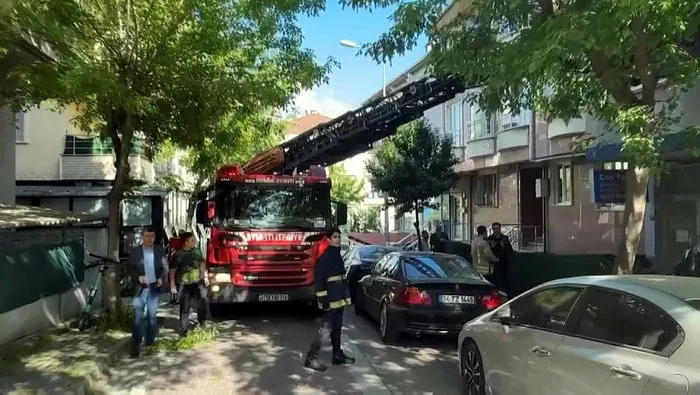 istanbul-avcilarda-balkonda-mahsur-kalan-anne-ve-oglunu-itfaiye-kurtardi-1714204425606.jpeg İstanbul Avcılar'da balkonda mahsur kalan anne ve oğlunu itfaiye kurtardı - 1